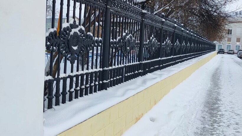 Ограду Александровского сада будут перекрашивать