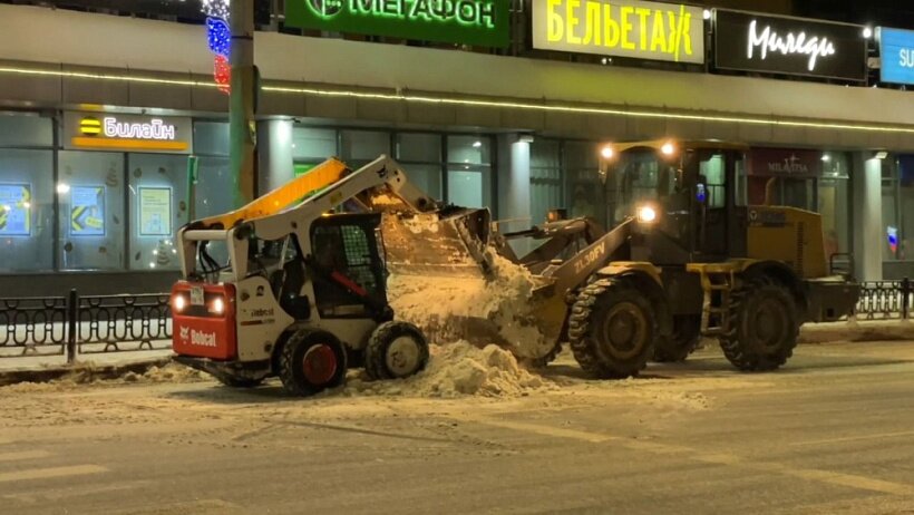 С улиц Кирова начали вывозить снег
